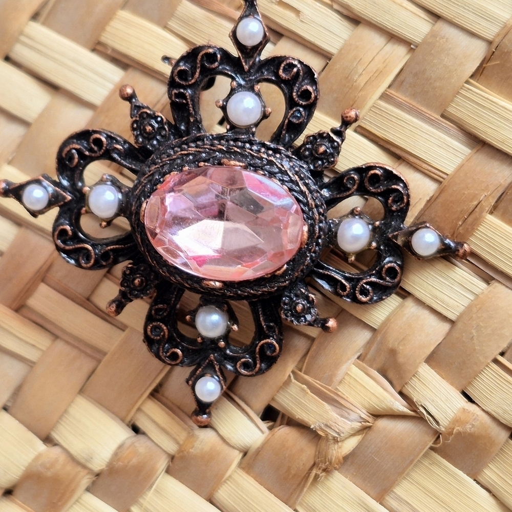 2/$30 Gorgeous Rose Pink Brooche With Pearl Accents - Picture 3 of 8